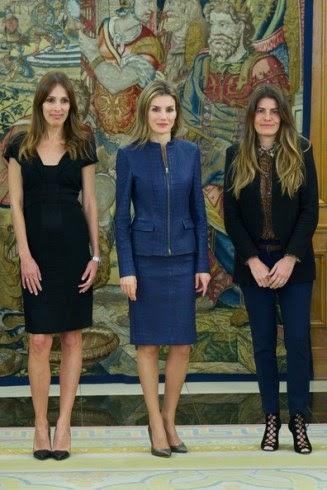 Dña. Letizia se viste de cuero para recibir a las chicas de Vogue Dña. Letizia se viste de cuero para recibir a las chicas de Vogue