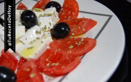 Ensalada de tomate, queso fresco y aceitunas negras - Recetas Vegetarianas Ensalada de tomate, queso fresco y aceitunas negras - Recetas Vegetarianas