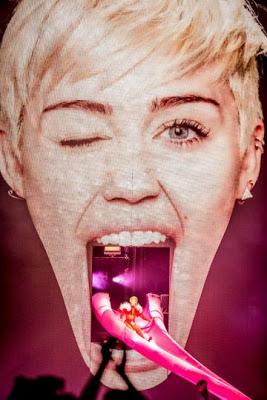 Miley Cyrus se tatúa un gato en el interior del labio Miley Cyrus se tatúa un gato en el interior del labio