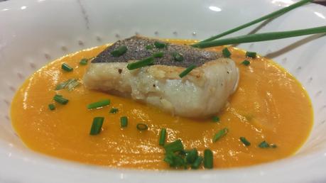 Lomos de Merluza a la Plancha sobre Crema de Calabaza y Zanahoria al Curry Lomos de Merluza a la Plancha sobre Crema de Calabaza y Zanahoria al Curry