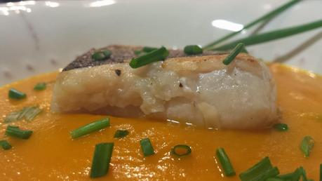 Lomos de Merluza a la Plancha sobre Crema de Calabaza y Zanahoria al Curry Lomos de Merluza a la Plancha sobre Crema de Calabaza y Zanahoria al Curry