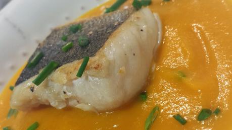 Lomos de Merluza a la Plancha sobre Crema de Calabaza y Zanahoria al Curry Lomos de Merluza a la Plancha sobre Crema de Calabaza y Zanahoria al Curry