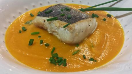 Lomos de Merluza a la Plancha sobre Crema de Calabaza y Zanahoria al Curry Lomos de Merluza a la Plancha sobre Crema de Calabaza y Zanahoria al Curry