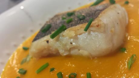 Lomos de Merluza a la Plancha sobre Crema de Calabaza y Zanahoria al Curry Lomos de Merluza a la Plancha sobre Crema de Calabaza y Zanahoria al Curry