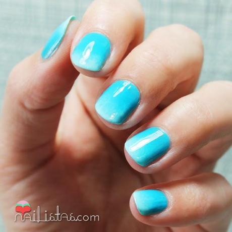 Uñas cortas decoradas con degradado en azul Uñas cortas decoradas con degradado en azul