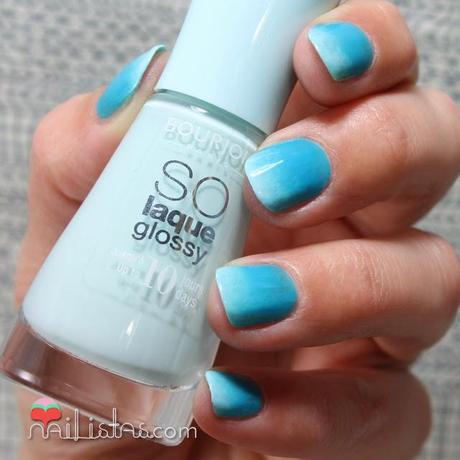 Uñas cortas decoradas con degradado en azul Uñas cortas decoradas con degradado en azul
