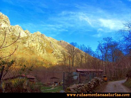 Ruta Pico Vízcares: Camino a la Pesanca, vista atrás para ver el soleado Vízcares Ruta Pico Vízcares: Camino a la Pesanca, vista atrás para ver el soleado Vízcares