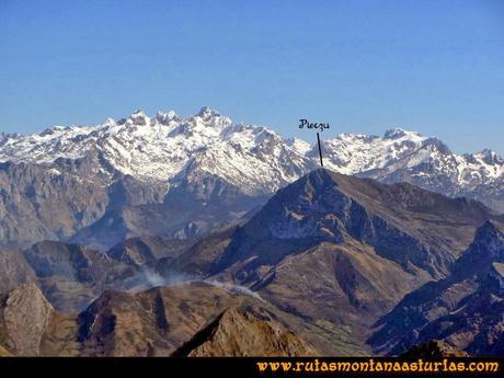 Ruta Pico Vízcares: Desde la cima del Vízcares, vista del macizo Occidental de Picos de Europa y el Pierzu Ruta Pico Vízcares: Desde la cima del Vízcares, vista del macizo Occidental de Picos de Europa y el Pierzu