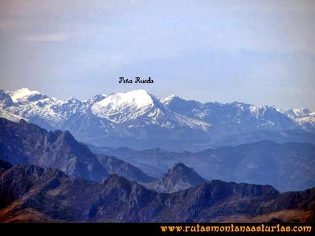 Ruta Pico Vízcares: Desde la cima del Vízcares, vista de Peña Rueda Ruta Pico Vízcares: Desde la cima del Vízcares, vista de Peña Rueda