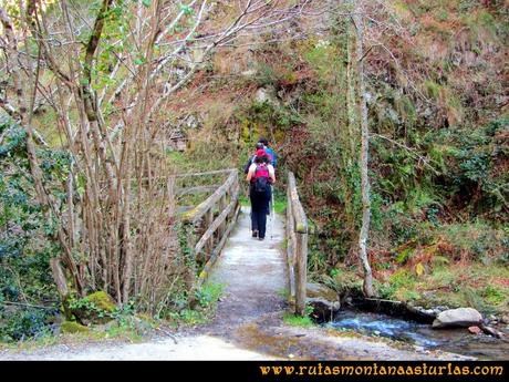 Ruta Pico Vízcares: Puente sobre el río infierno. Desvío del camino principal a la izquierda Ruta Pico Vízcares: Puente sobre el río infierno. Desvío del camino principal a la izquierda