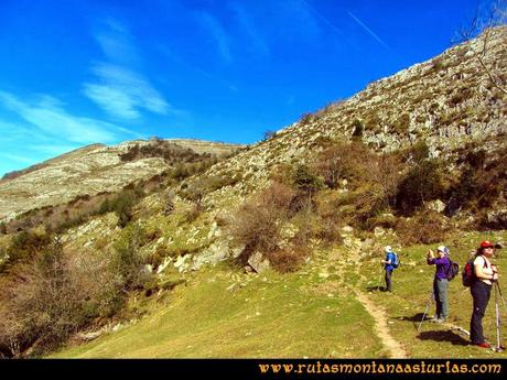 Ruta Pico Vízcares: Desvío a la izquierda en el collado Traslafuente Ruta Pico Vízcares: Desvío a la izquierda en el collado Traslafuente