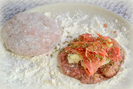 Filetes rusos hechos con carne picada, jamón y queso. Filetes rusos hechos con carne picada, jamón y queso.