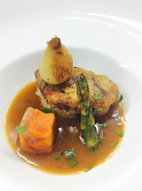 Manitas de cerdo en pastel con verduras y espárragos trigueros en su jugo la foto-1680