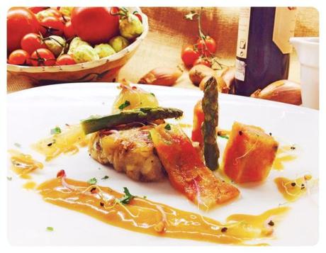 Manitas de cerdo en pastel con verduras y espárragos trigueros en su jugo la foto-1673_Fotor