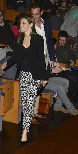 Letizia impacta en Barcelona con su estilismo más rompedor. Consigue sus pantalones Letizia impacta en Barcelona con su estilismo más rompedor. Consigue sus pantalones