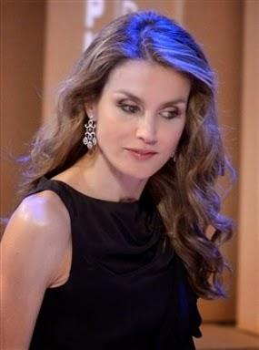 Letizia impacta en Barcelona con su estilismo más rompedor. Consigue sus pantalones Letizia impacta en Barcelona con su estilismo más rompedor. Consigue sus pantalones
