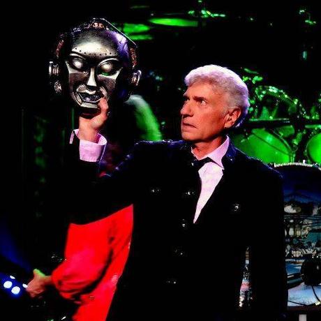 DENNIS DEYOUNG FIRMA CON FRONTIERS RECORDS DENNIS DEYOUNG FIRMA CON FRONTIERS RECORDS
