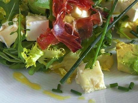 Ensalada de aguacate y brie con virutas de ibérico Ensalada de aguacate y brie con virutas de ibérico