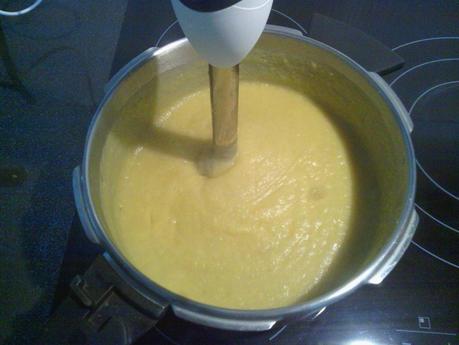 Crema de verduras con picatostes en olla rápida Crema de verduras con picatostes en olla rápida