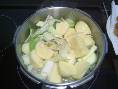 Crema de verduras con picatostes en olla rápida Crema de verduras con picatostes en olla rápida