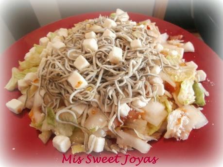 Ensalada templada con gulas y queso de cabra Ensalada templada con gulas y queso de cabra