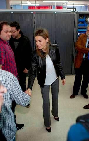 Curiosas imágenes de la Princesa Letizia en Asturias con el pelo electrificado Curiosas imágenes de la Princesa Letizia en Asturias con el pelo electrificado