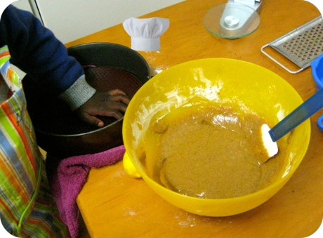 Receta de una coca casera fácil de hacer con niños. Imatge