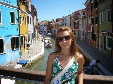 Isla de Burano, al igual que Venecia, rodeada de canales.