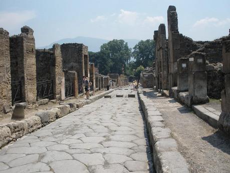 Pompeya, fue enterrada por la erupción del Volcán Vesubio en el año 79.