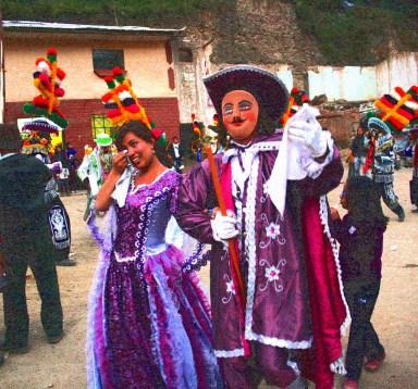 LA FIESTA DE LOS NEGRITOS El turco, coge con el brazo derecho al de la dama y ella con el brazo izquierdo, así participan en la danza, con pasos suaves moviendo el cuerpo levemente de un lado a otro al compás de la música. Foto: Sara Gordón