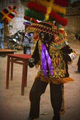 LA FIESTA DE LOS NEGRITOS Los negritos llevan en sus manos una “chicotillo” que representa la cadena de la esclavitud. Los “chicotillos” finalizan en una campanilla que hacen sonar a la vez que ejecutan la danza. Foto: Sara Gordón