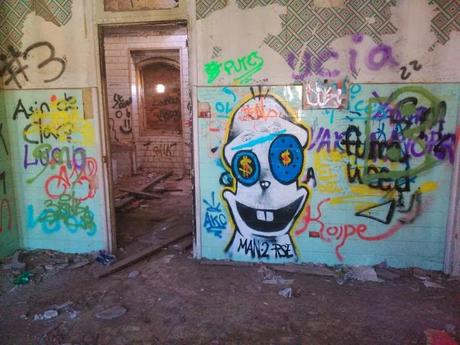 la casona abandonada de Arnao (graffiti art) la casona abandonada de Arnao (graffiti art)