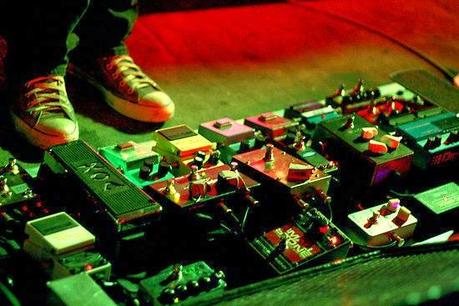 MIRÁNDOSE LOS PIES MIRÁNDOSE LOS PIES