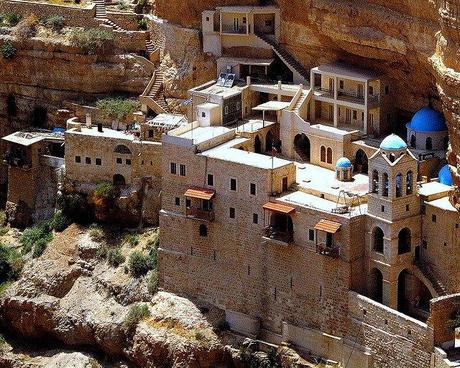 Otro monasterio colgado en un acantilado en el desierto