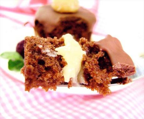 MINI BIZCOCHO DE CHOCOLATE CON RELLENO DE COCO MINI BIZCOCHO DE CHOCOLATE CON RELLENO DE COCO