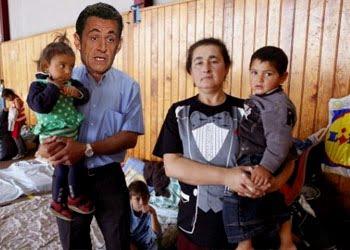 Sarkozy vuelve de vacaciones tan moreno que lo confunden con un gitano y lo expulsan Sarkozy. HUMOR casi INTELIGENTE