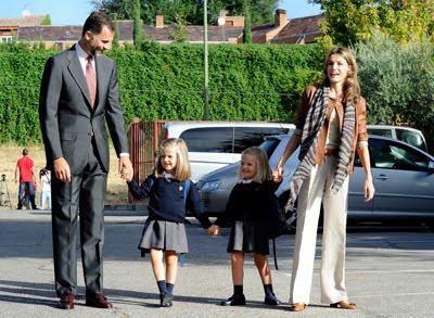 Los Príncipes de Asturias llevan a sus hijas al cole. El look de Dña. Letizia