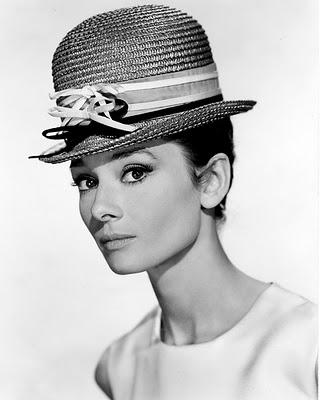 AUDREY HEPBURN Y EL ARTE DE VESTIR LA CABEZA AUDREY HEPBURN Y EL ARTE DE VESTIR LA CABEZA