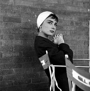 AUDREY HEPBURN Y EL ARTE DE VESTIR LA CABEZA AUDREY HEPBURN Y EL ARTE DE VESTIR LA CABEZA