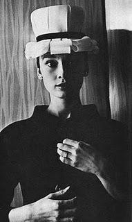 AUDREY HEPBURN Y EL ARTE DE VESTIR LA CABEZA AUDREY HEPBURN Y EL ARTE DE VESTIR LA CABEZA