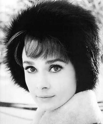 AUDREY HEPBURN Y EL ARTE DE VESTIR LA CABEZA AUDREY HEPBURN Y EL ARTE DE VESTIR LA CABEZA