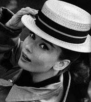 AUDREY HEPBURN Y EL ARTE DE VESTIR LA CABEZA AUDREY HEPBURN Y EL ARTE DE VESTIR LA CABEZA