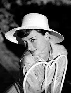 AUDREY HEPBURN Y EL ARTE DE VESTIR LA CABEZA AUDREY HEPBURN Y EL ARTE DE VESTIR LA CABEZA