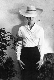 AUDREY HEPBURN Y EL ARTE DE VESTIR LA CABEZA AUDREY HEPBURN Y EL ARTE DE VESTIR LA CABEZA
