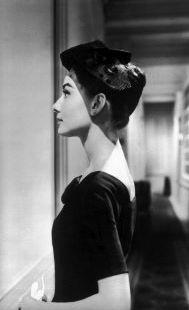 AUDREY HEPBURN Y EL ARTE DE VESTIR LA CABEZA AUDREY HEPBURN Y EL ARTE DE VESTIR LA CABEZA