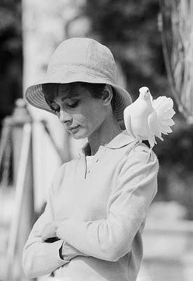 AUDREY HEPBURN Y EL ARTE DE VESTIR LA CABEZA AUDREY HEPBURN Y EL ARTE DE VESTIR LA CABEZA
