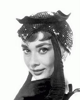 AUDREY HEPBURN Y EL ARTE DE VESTIR LA CABEZA AUDREY HEPBURN Y EL ARTE DE VESTIR LA CABEZA
