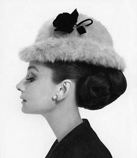 AUDREY HEPBURN Y EL ARTE DE VESTIR LA CABEZA AUDREY HEPBURN Y EL ARTE DE VESTIR LA CABEZA