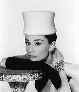 AUDREY HEPBURN Y EL ARTE DE VESTIR LA CABEZA AUDREY HEPBURN Y EL ARTE DE VESTIR LA CABEZA