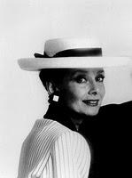 AUDREY HEPBURN Y EL ARTE DE VESTIR LA CABEZA AUDREY HEPBURN Y EL ARTE DE VESTIR LA CABEZA